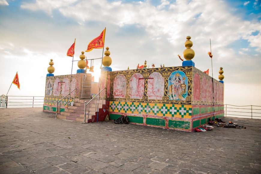 मंडी का छतहीन मंदिर, जहां देवी के चमत्कार से बर्फ भी नहीं जमती