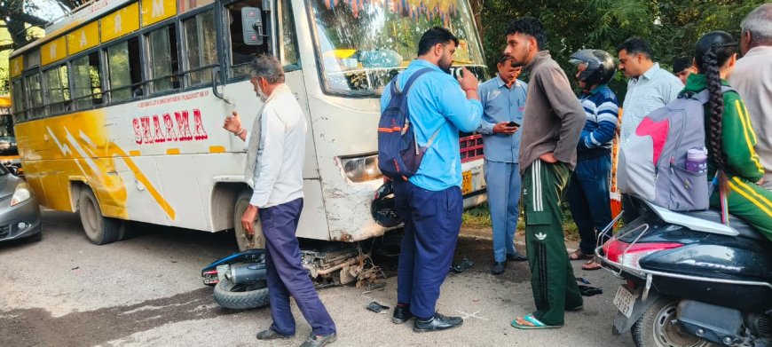 नादौन में बड़ा हादसा टला, बस की चपेट में आने से बालबाल बचा युवक