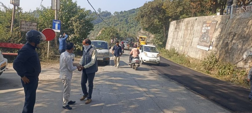 कांगड़ा शहर की सड़क मरम्मत शुरू, तहसील चौक बनेगा सेल्फी प्वाइंट: अजय वर्मा