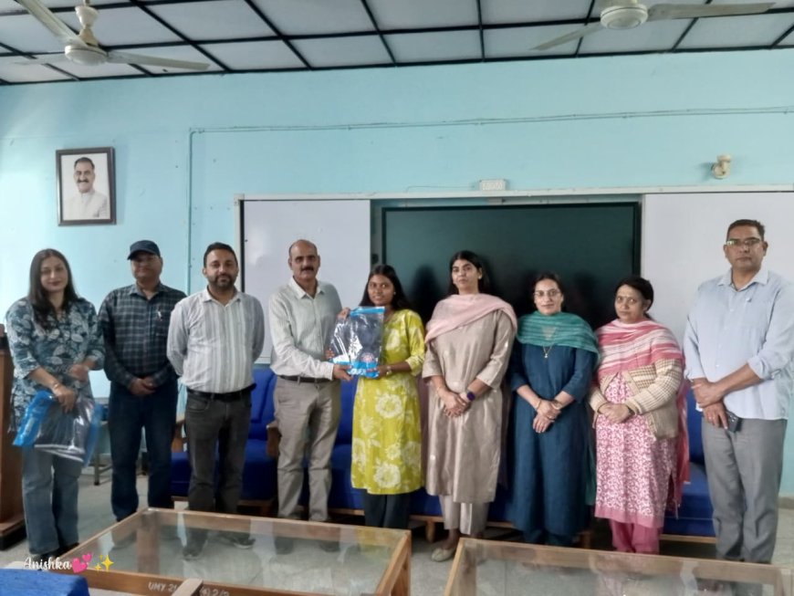 नादौन कॉलेज में एनएसएस स्वयंसेवियों को ट्रैक सूट वितरित, सेवा भावना पर जोर