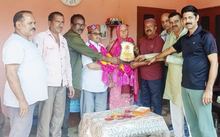 50 साल बाद छात्रों ने अपनी शिक्षिका को किया सम्मानित