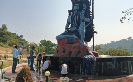 पौराणिक बिल्वकालेश्वर महादेव मंदिर में चला सफाई अभियान