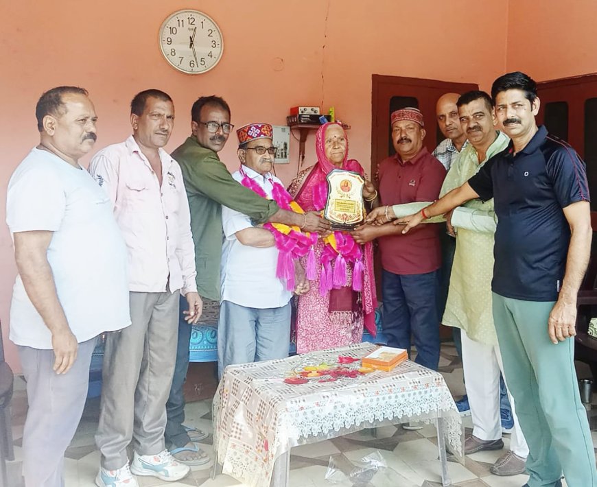 50 साल बाद छात्रों ने अपनी शिक्षिका को किया सम्मानित