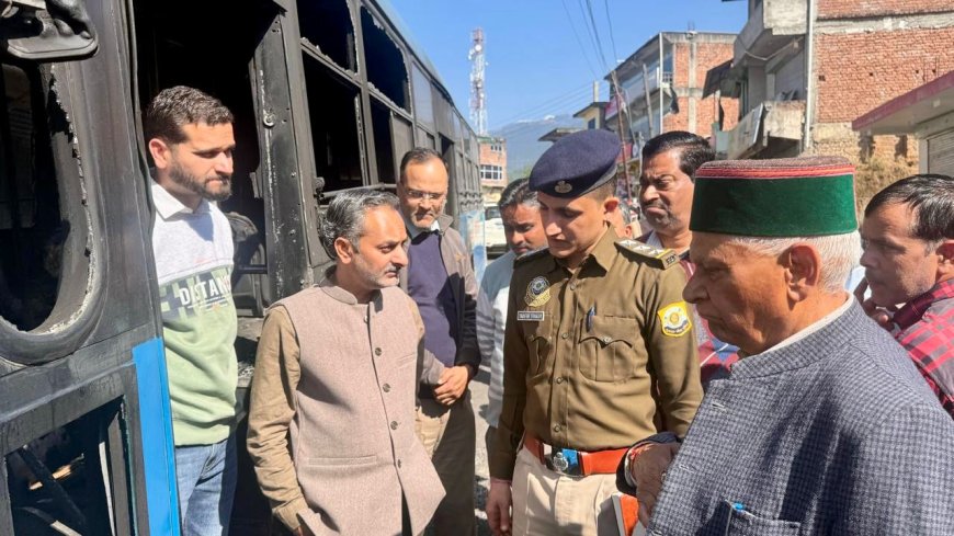 बैजनाथ में बसों में आगजनी, विधायक व एचआरटीसी उपाध्यक्ष ने किया निरीक्षण
