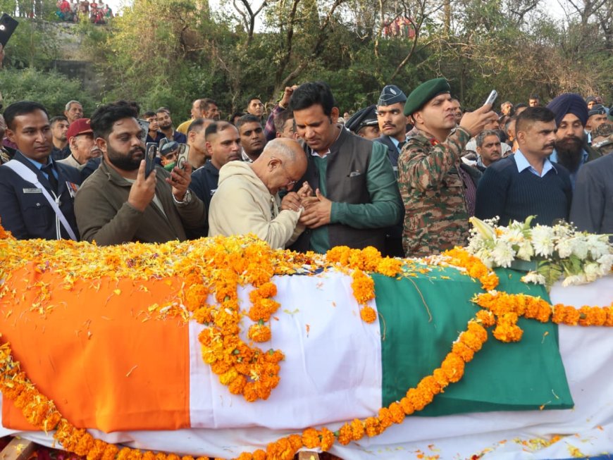 तेजस क्रैश: शहीद पायलट नमांश स्याल को पैतृक गाँव में अंतिम विदाई