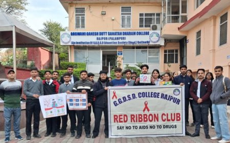 विश्व एड्स दिवस: जी.जी.डी.एस.डी. कॉलेज में जागरूकता रैली, छात्रों ने दिए मजबूत संदेश