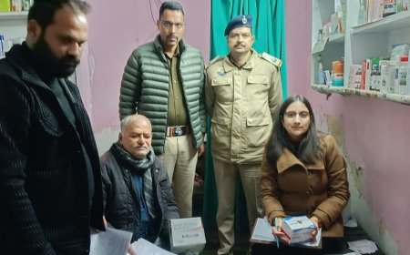 नादौन में क्लिनिक पर छापा: पुलिस व ड्रग इंस्पेक्टर की संयुक्त कार्रवाई, दवाओं के सैंपल जब्त
