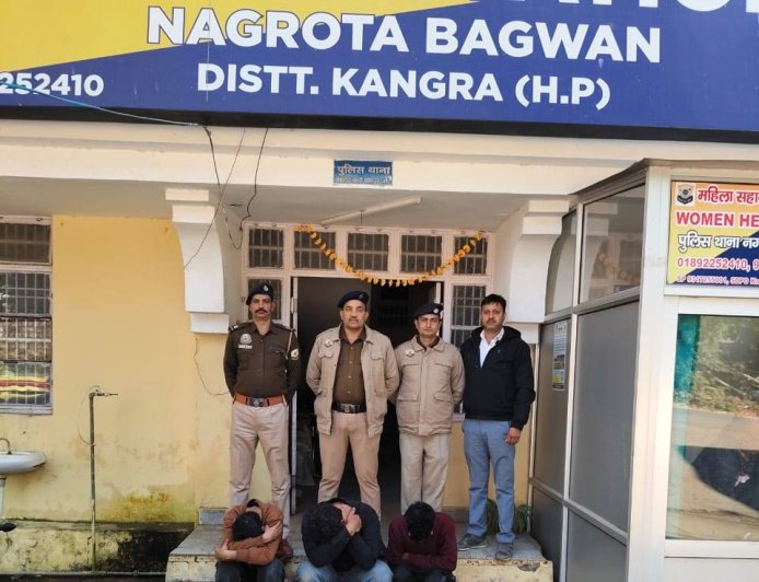 फुटमैट के नीचे छिपाया चिट्टा! नगरोटा पुलिस ने तीन युवक दबोचे