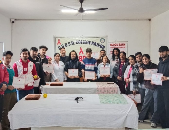 पालमपुर: जीजीडीएसडी कॉलेज में रक्तदान शिविर, छात्रों ने दिखाया जज़्बा