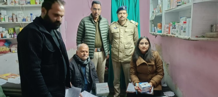 नादौन में क्लिनिक पर छापा: पुलिस व ड्रग इंस्पेक्टर की संयुक्त कार्रवाई, दवाओं के सैंपल जब्त