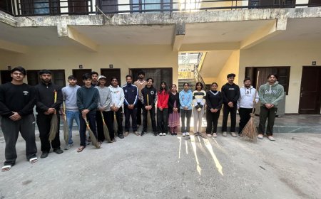 डीएवी कॉलेज कांगड़ा में एनएसएस शिविर का चौथा दिन, हॉस्टल में स्वच्छता अभियान