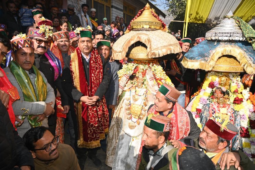 बंजार में उमड़ा आस्था का सैलाब, देव रथ प्रतिष्ठा में पहुंचे जयराम ठाकुर