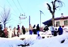 डलहौजी के आहला-लक्कड़मंडी में सैलानियों की बर्फीली मस्ती