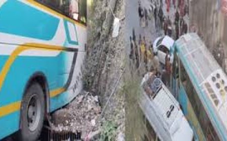 चिंतपूर्णी में बड़ा हादसा टला, श्रद्धालुओं की बस बैक होकर कार से टकराई