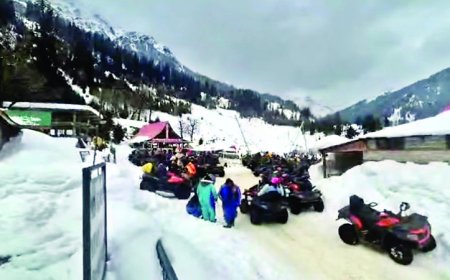 बर्फ से ढका सोलंगनाला बना  पर्यटकों  की पहली पसंद, एडवेंचर का मजा