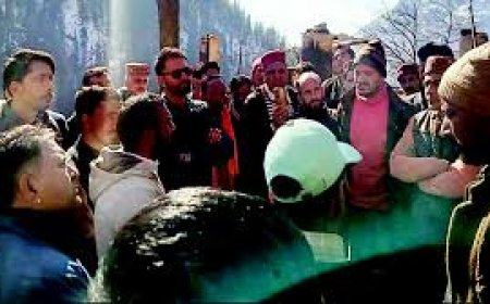 अग्निकांड के बाद खुंदेल पहुंचे अधिकारी, मंदिर को मिले 30 लाख