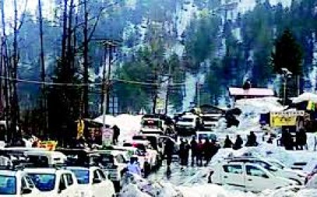 पलचान से अटल टनल तक जाम, घंटों फंसे रहे सैलानी