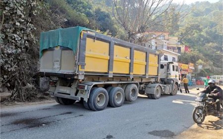 नाहन में बड़ी कार्रवाई: बिना नंबर ट्रक जब्त, लाखों का चालान