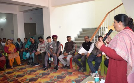 देहरा में 41 लोगों को राहत चेक, कमलेश ठाकुर ने बांटे लाखों