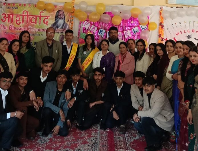 महर्षि विद्या मंदिर नादौन में यादगार फेयरवेल, अनुराग बने मिस्टर फेयरवेल