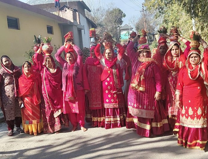 तरकेड़ी गांव में शिव महापुराण कथा शुरू, भव्य कलश यात्रा ने मोहा मन