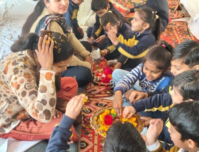 मातृ-पितृ दिवस पर बच्चों ने किया पूजन, भावुक पल