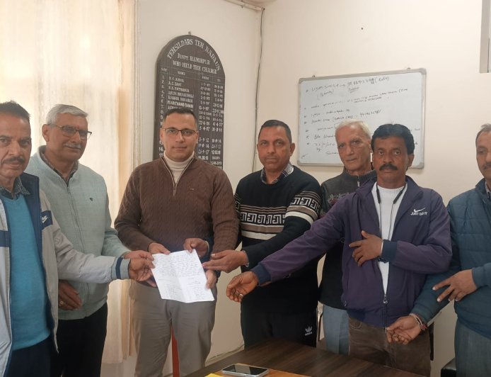 नई पंचायत के विरोध में उतरे ग्रामीण, CM से गुहार