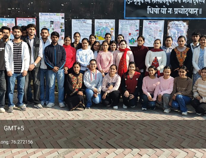 एमसीएम डीएवी में पॉलिमर पर पोस्टर प्रतियोगिता