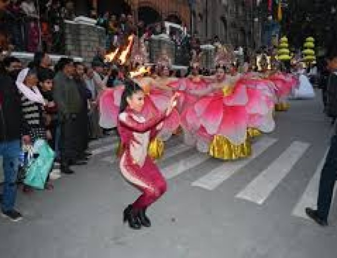 विदेशी कलाकारों ने उत्सव को दी वैश्विक पहचान