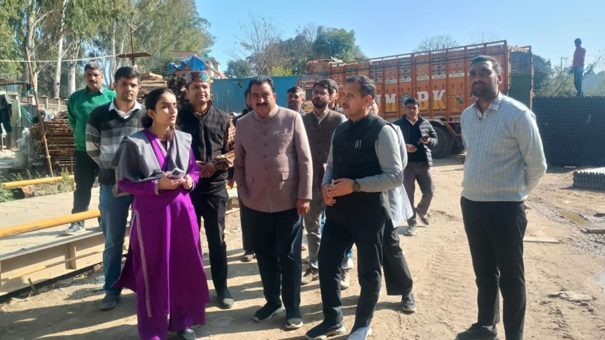 DC गंधर्वा राठौर का नादौन दौरा, विकास कार्यों का लिया जायजा