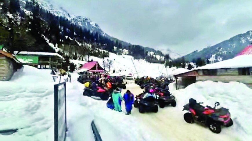 बर्फ से ढका सोलंगनाला बना  पर्यटकों  की पहली पसंद, एडवेंचर का मजा