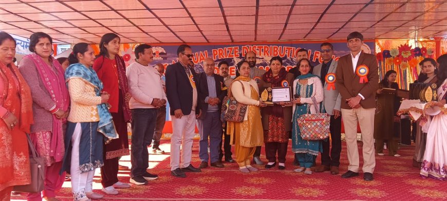 डायट गौना करौर में पुरस्कारों की बरसात, मेधावी चमके