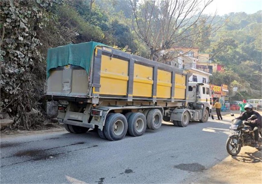 नाहन में बड़ी कार्रवाई: बिना नंबर ट्रक जब्त, लाखों का चालान