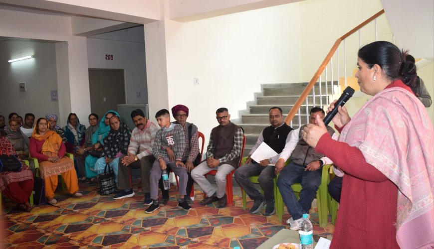 देहरा में 41 लोगों को राहत चेक, कमलेश ठाकुर ने बांटे लाखों