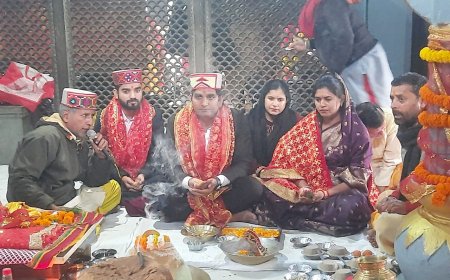 कांगड़ा मंदिर में नवरात्र शुरू, DC ने की पूजा-अर्चना