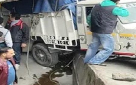 सिरमौर में पिकअप पलटी, सड़क पर बिखरीं शराब की पेटियां