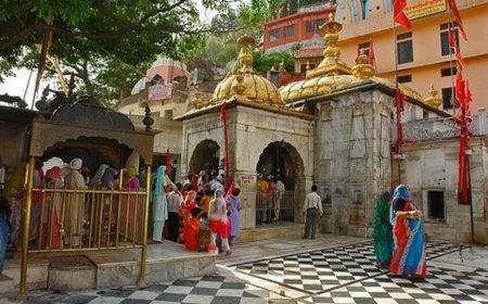 चिंतपूर्णी मंदिर में उमड़ी भीड़, बारिश भी नहीं रोक पाई आस्था
