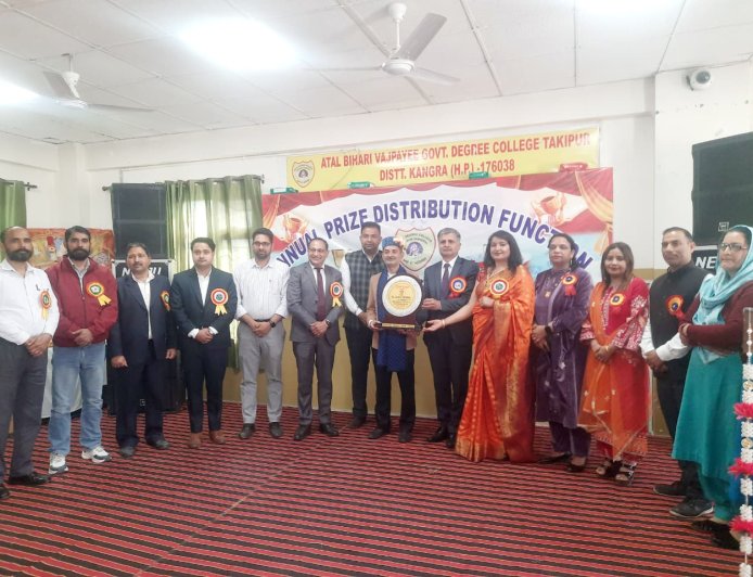 तकीपुर कॉलेज को 20 कंप्यूटर व स्टेज की सौगात