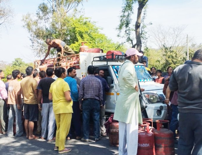 3 हफ्तों से नहीं मिली रसोई गैस! जड़ौत भदरोल के ग्रामीण परेशान, सड़कों पर उतरने की चेतावनी