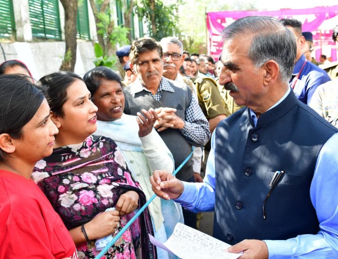 देर रात तक लोगों से मिलते रहे मुख्यमंत्री सुक्खू! नादौन दौरे में सुनीं सैकड़ों समस्याएँ, कई का मौके पर समाधान