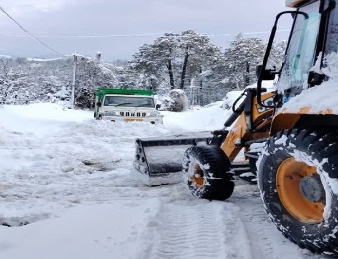मनाली में भारी बर्फबारी, सोलंग से आगे रास्ते बंद, कुल्लू पुलिस ने जारी की ट्रैफिक एडवाइजरी