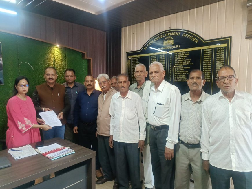 20 दिन बाद भी नहीं दिया चार्ज! पंचायत सचिव की मनमानी से परेशान हुआ पूरा गांव, पंचायत घर को ताला लगाने की चेतावनी