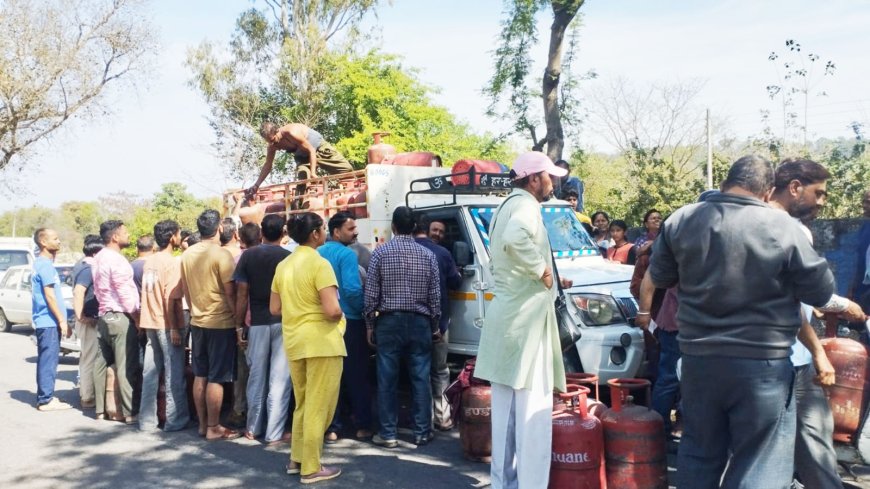 3 हफ्तों से नहीं मिली रसोई गैस! जड़ौत भदरोल के ग्रामीण परेशान, सड़कों पर उतरने की चेतावनी