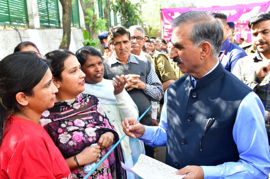 देर रात तक लोगों से मिलते रहे मुख्यमंत्री सुक्खू! नादौन दौरे में सुनीं सैकड़ों समस्याएँ, कई का मौके पर समाधान