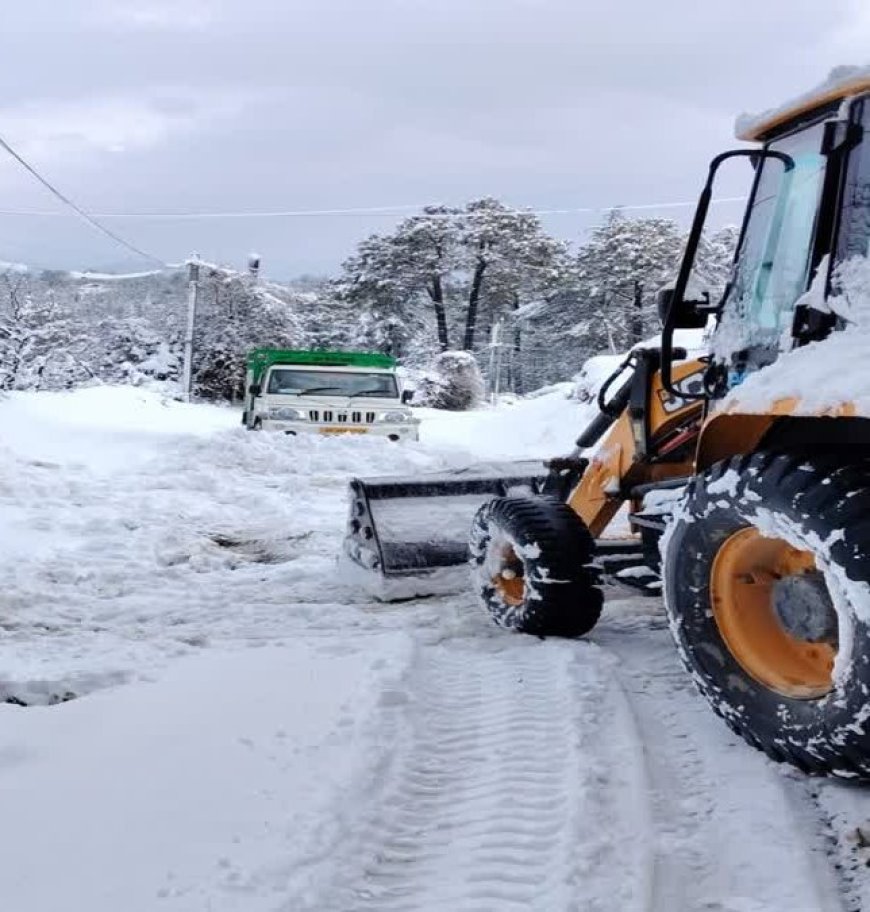 मनाली में भारी बर्फबारी, सोलंग से आगे रास्ते बंद, कुल्लू पुलिस ने जारी की ट्रैफिक एडवाइजरी