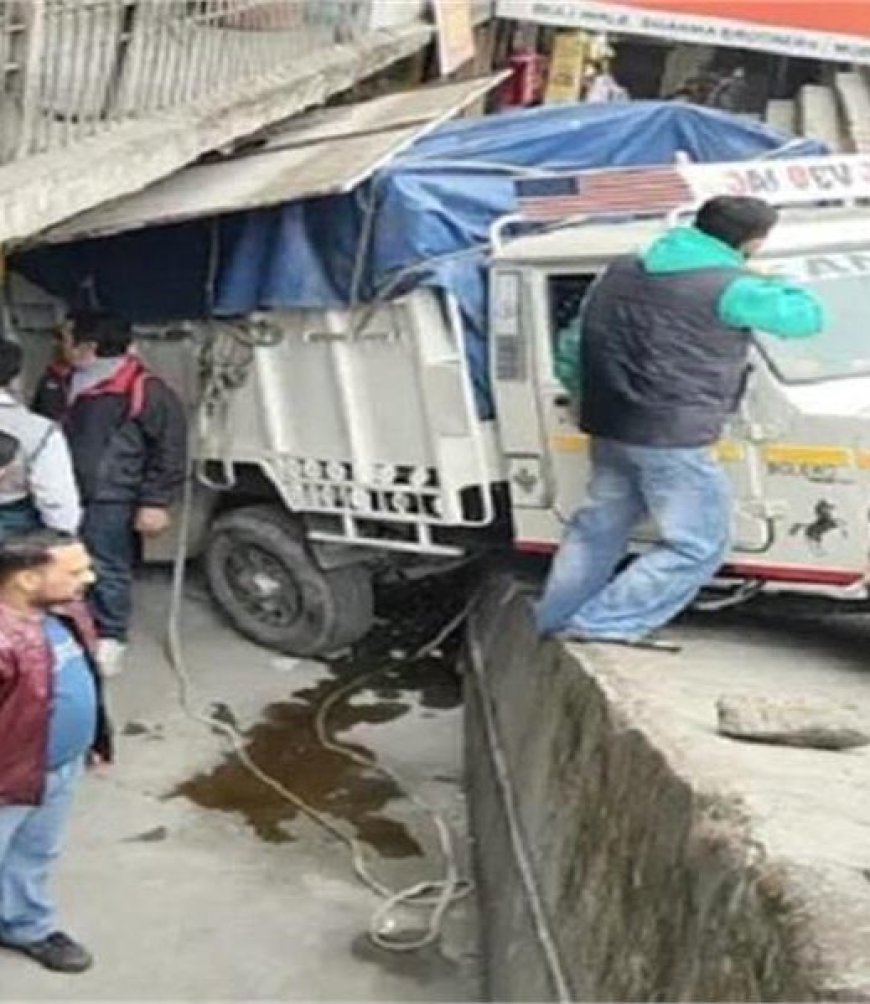 सिरमौर में पिकअप पलटी, सड़क पर बिखरीं शराब की पेटियां