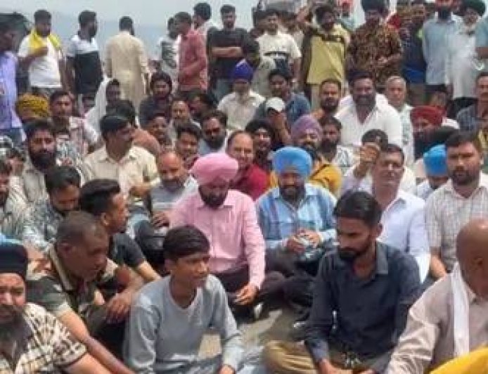 एंट्री टैक्स विवाद: हिमाचल सीमाओं पर चक्का जाम,  हजारों वाहन फंसे