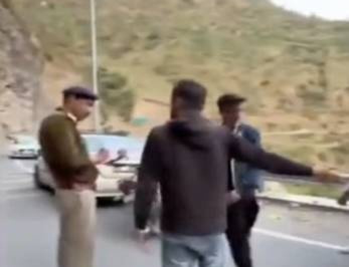 नेरवा में नमाज VIDEO पर बवाल, भारत माता की जय नारे पर हुआ शांत