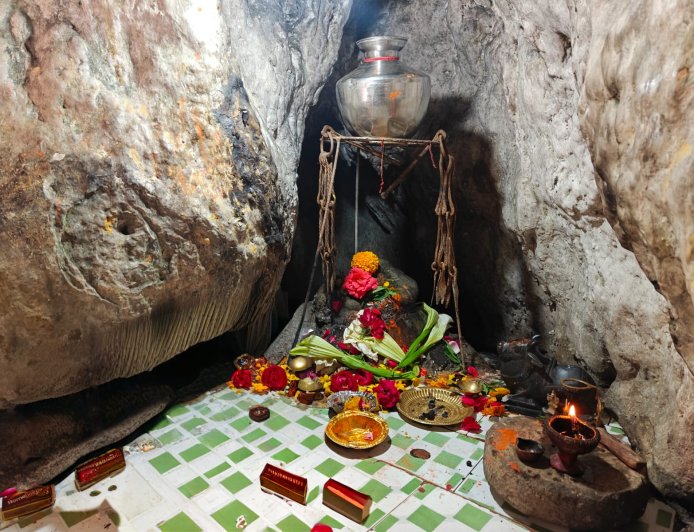 कांगड़ा की रहस्यमयी गुफा! 350 सीढ़ियां चढ़कर पहुंचते हैं सिद्धेश्वर महादेव, जहां आज भी महसूस होती है दिव्य शक्ति