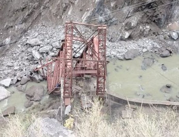 भरमौर में निर्माणाधीन पुल ढहा, लाखों का नुकसान